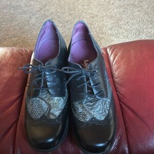 Black leather Agilis made in Spain size 40 or 9 Fly London